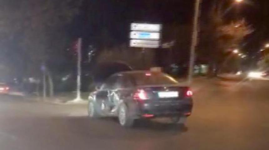 Görenler hayrete düştü! Kaputu açık otomobille yol aldı