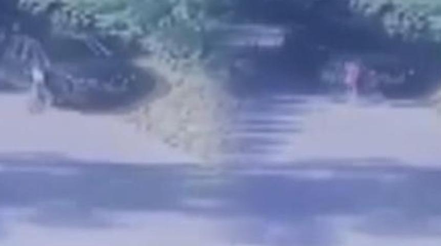 Bisiklet süren çocuk dehşeti yaşadı! Metrelerce yerde sürüklendi