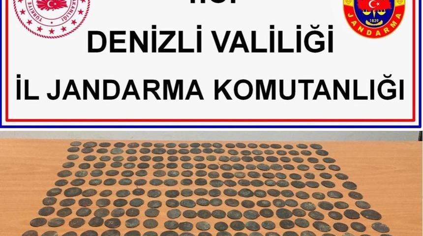 Turistlere tarihi eser satmak isterlerken yakalandılar
