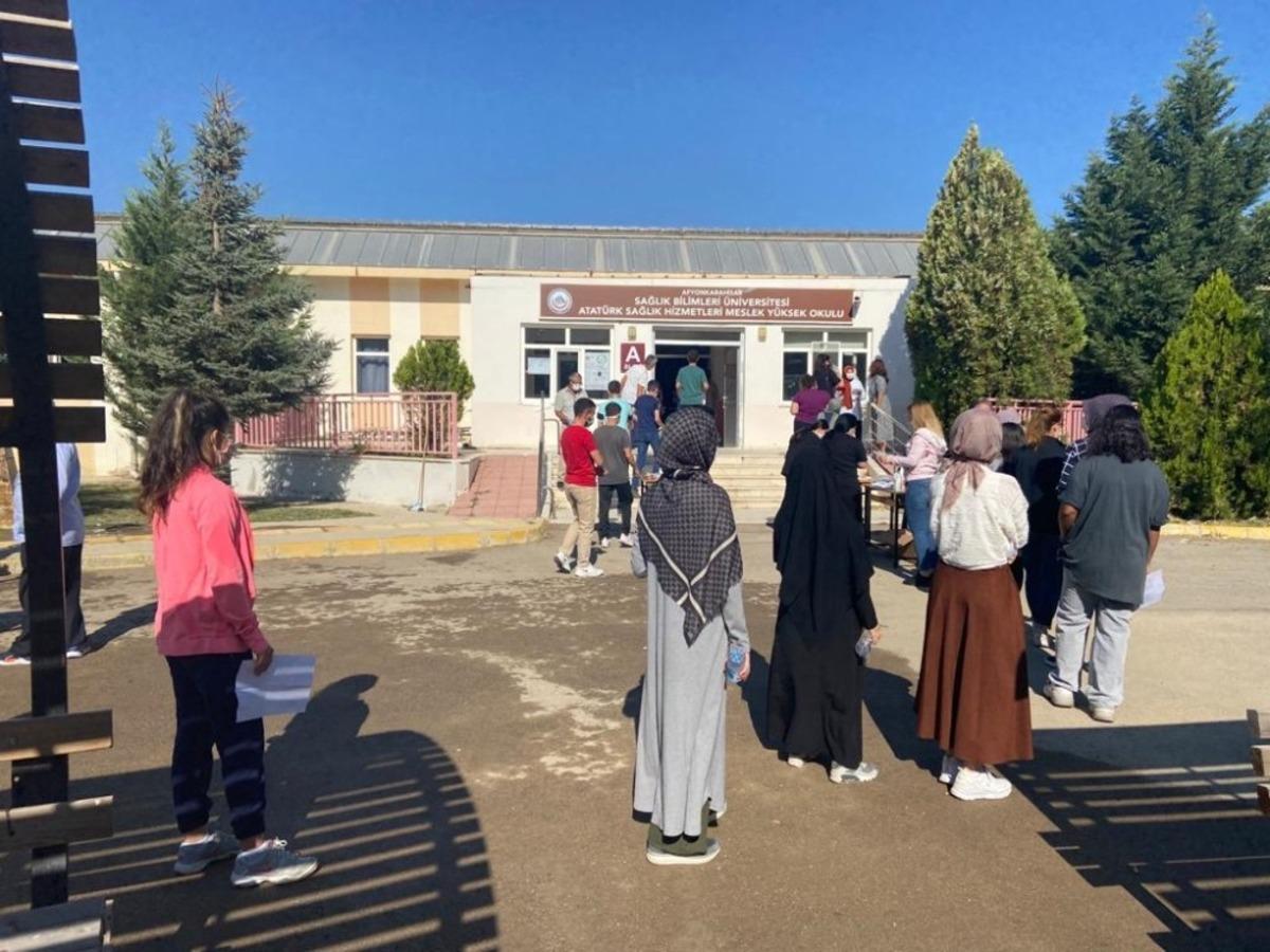 Sınav salonlarında adaylar dışarda aileler ter d&ouml;kt&uuml;