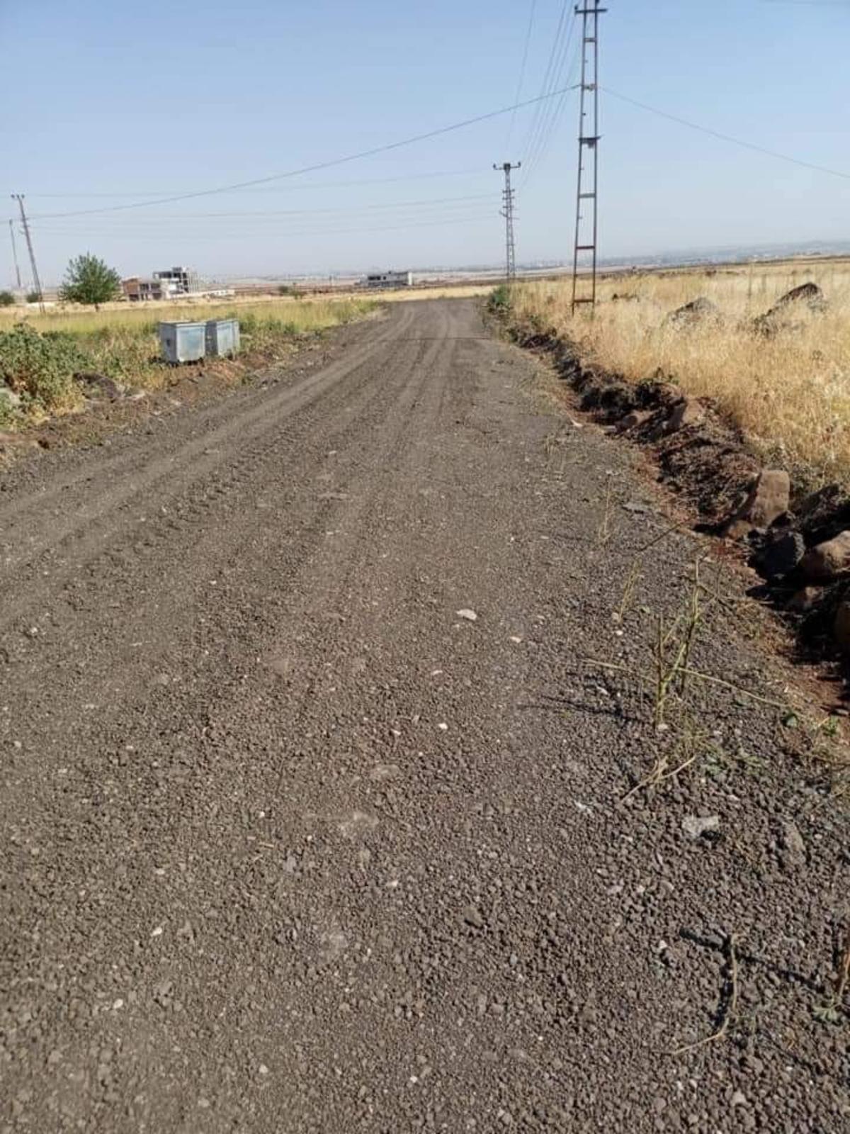 Bağlar Belediyesi yol yapım &ccedil;alışmalarına devam ediyor