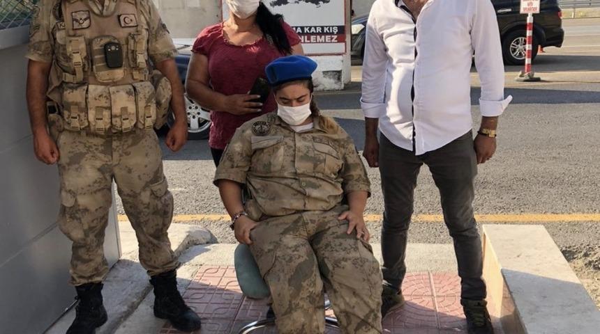 Rojda&rsquo;nın asker &uuml;niforması giyme hayalini Mehmet&ccedil;ik ger&ccedil;ekleştirdi