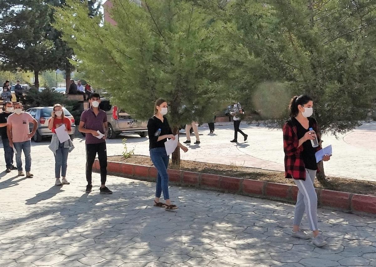 Sınav salonlarında adaylar dışarda aileler ter d&ouml;kt&uuml;