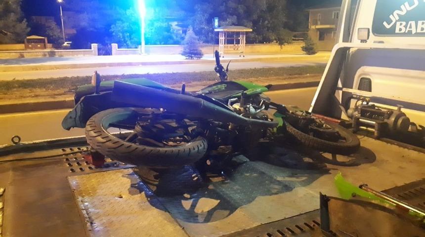Kaza yapan motosiklet s&uuml;r&uuml;c&uuml;s&uuml; ka&ccedil;tı
