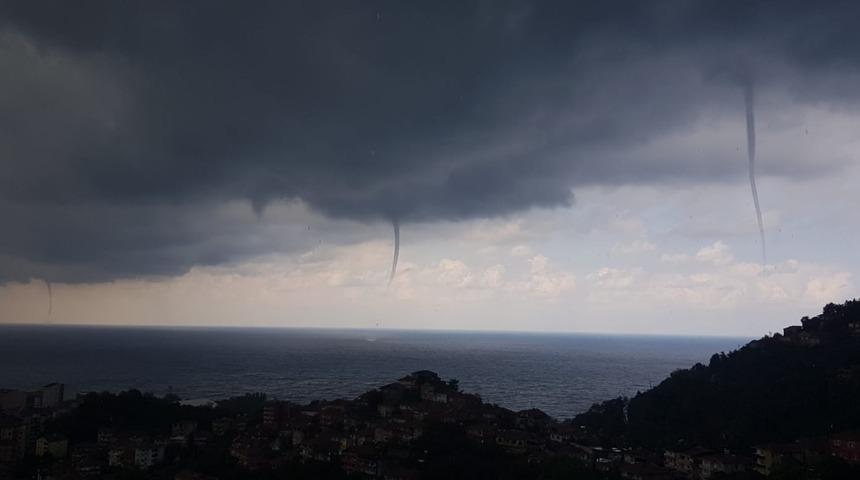 Zonguldak'ta hortum paniği! G&ouml;ren telefonuna sarıldı