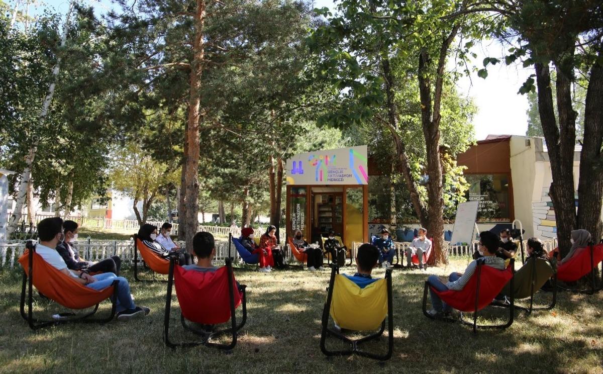 Gen&ccedil;lik Aktivasyon Merkezi&rsquo;nden kitap tahlili programı