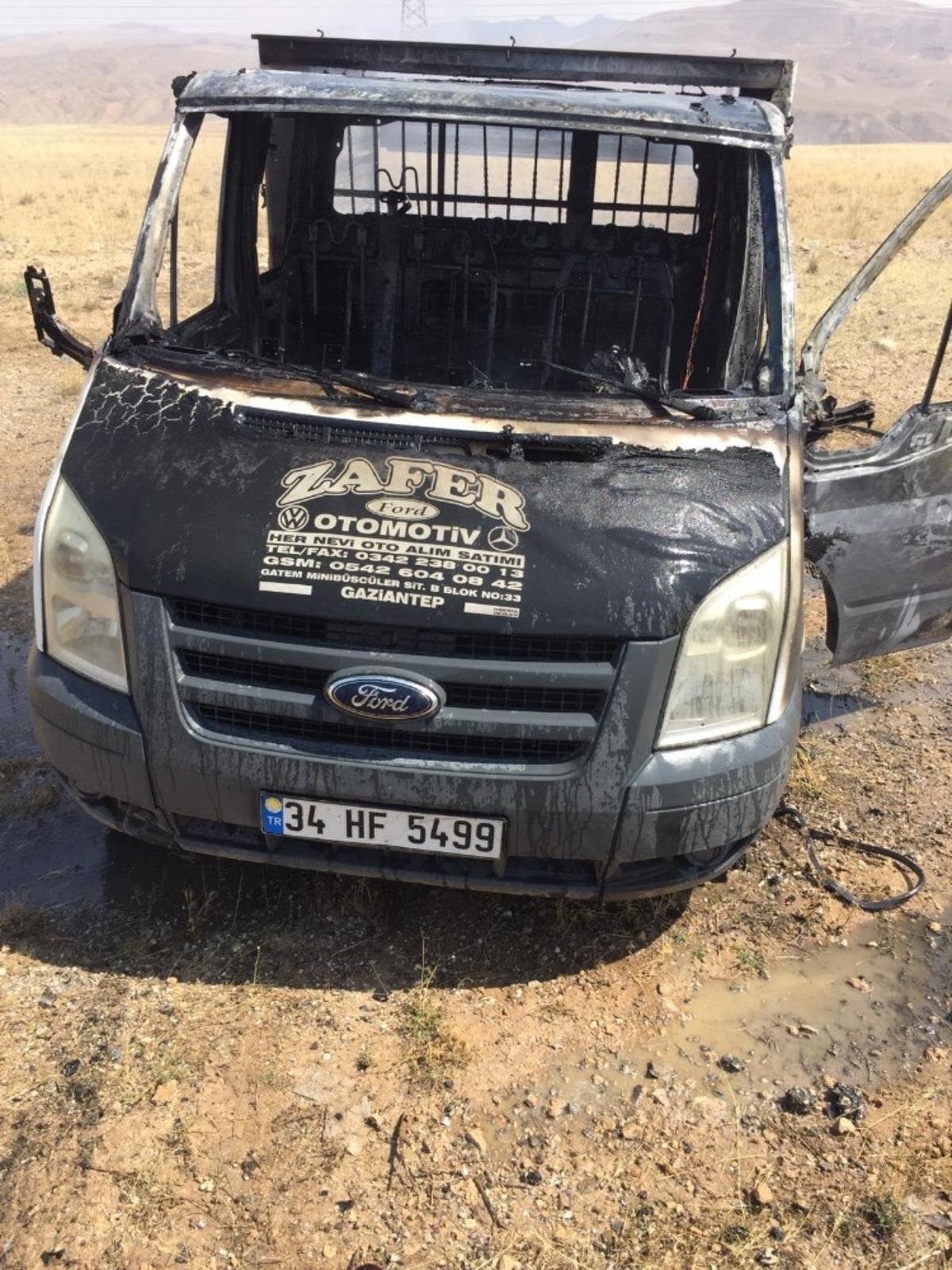 Seyir halindeki kamyonet alev alev yandı