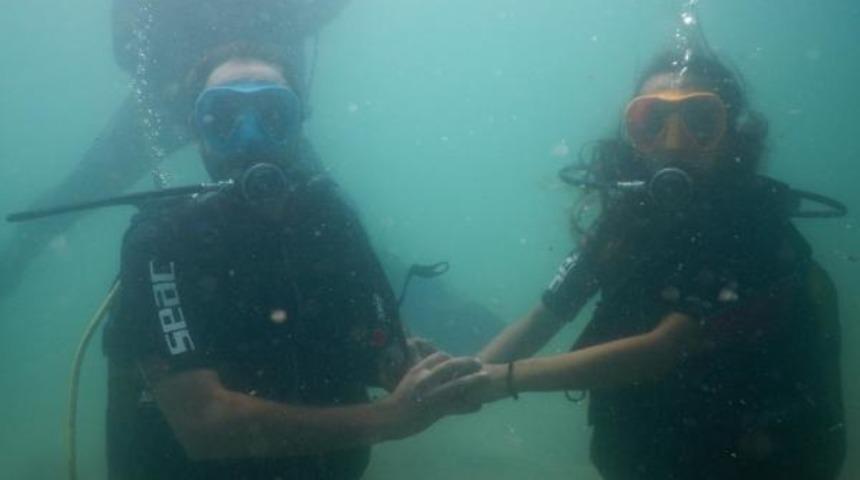 Saros K&ouml;rfezi&rsquo;nde su altında s&uuml;rpriz evlilik teklifi