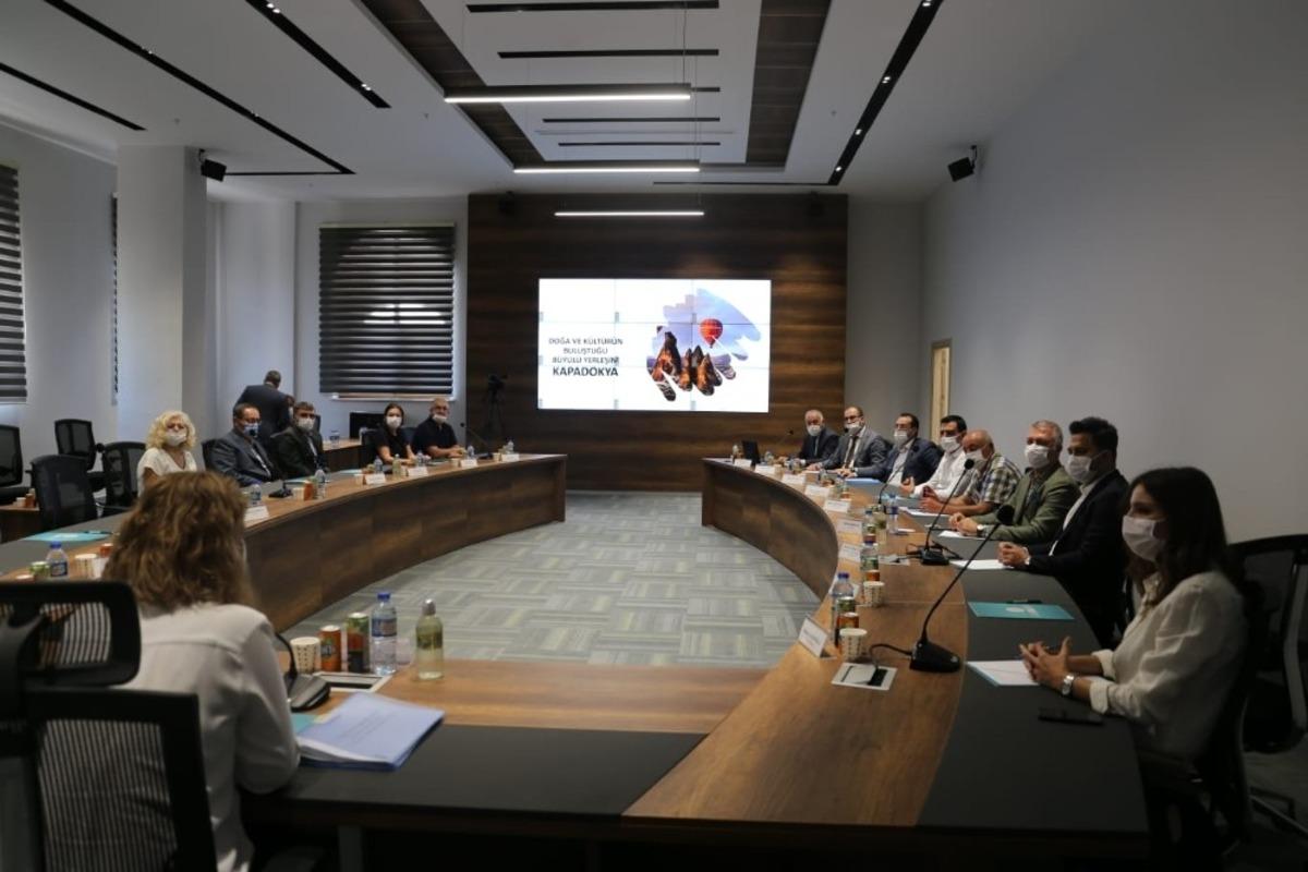 Nevşehir Valisi Becel konaklama sekt&ouml;r&uuml; temsilcileriyle bir araya geldi