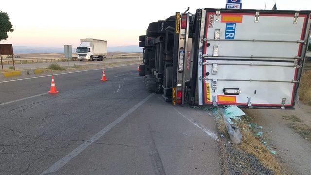 Kontrolden çıkan tır yan yattı: 1 yaralı