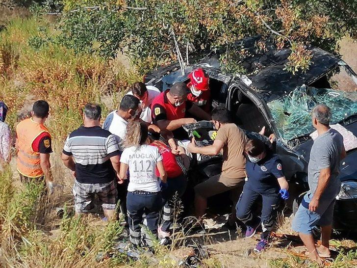 Araçta sıkışan kadını itfaiye ekipleri kurtardı G3