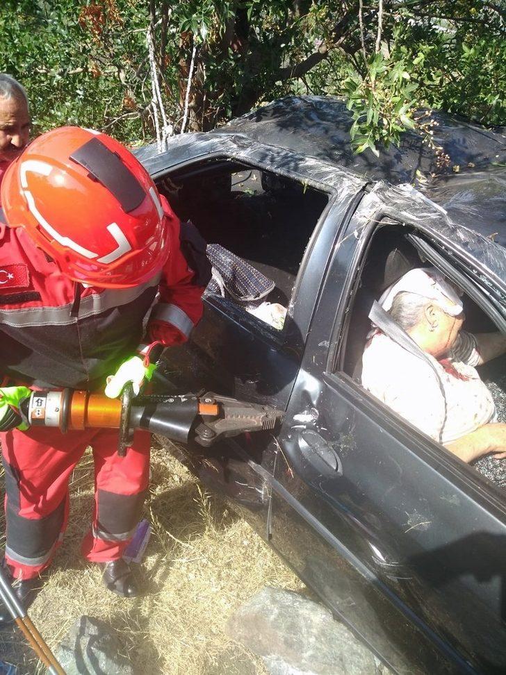 Araçta sıkışan kadını itfaiye ekipleri kurtardı G4