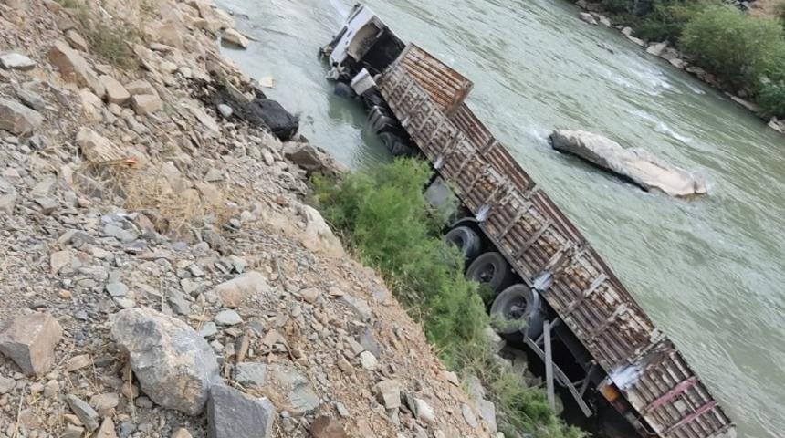 Kontrolden çıkan tır Zap Suyuna uçtu