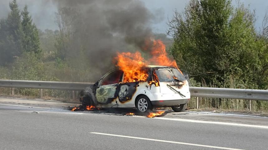 D&uuml;zce'de otomobil, alev alev yandı