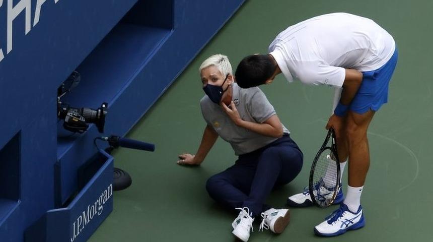 Novak Djokovic, vurduğu topun hakeme isabet etmesi &uuml;zerine ABD A&ccedil;ık'tan diskalifiye edildi