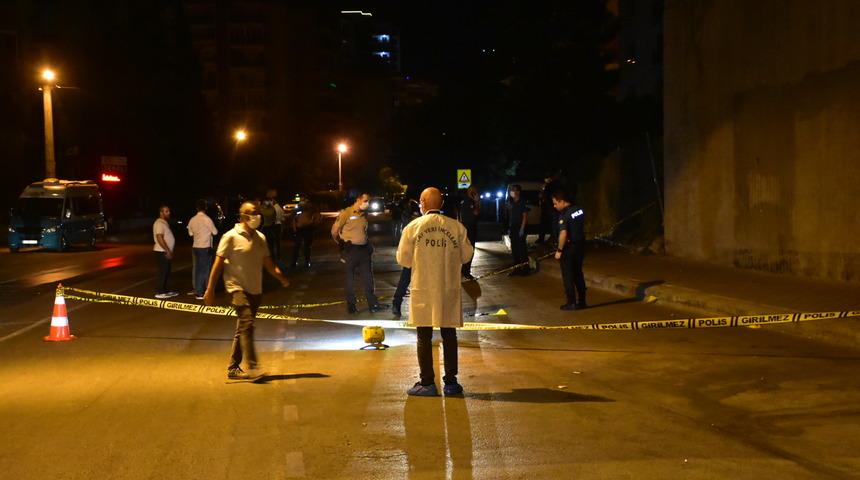 İzmir'de dolmuş şof&ouml;r&uuml;nden sokak ortasında kanlı infaz