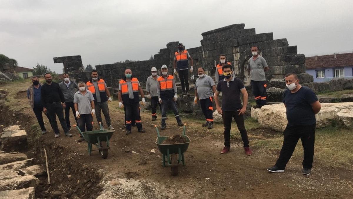 Yağmur &ccedil;amur demeden kazı &ccedil;alışmasına katıldılar