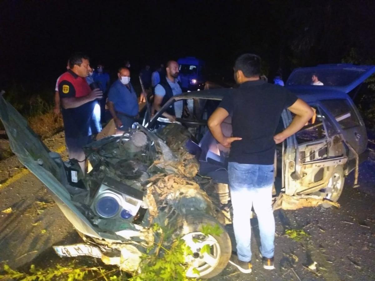 Ara&ccedil;ta sıkışan vatandaşı itfaiye kurtardı