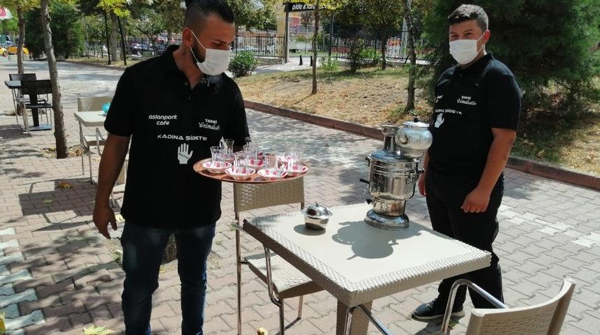 Kadına şiddete karşı tişörtlü farkındalık