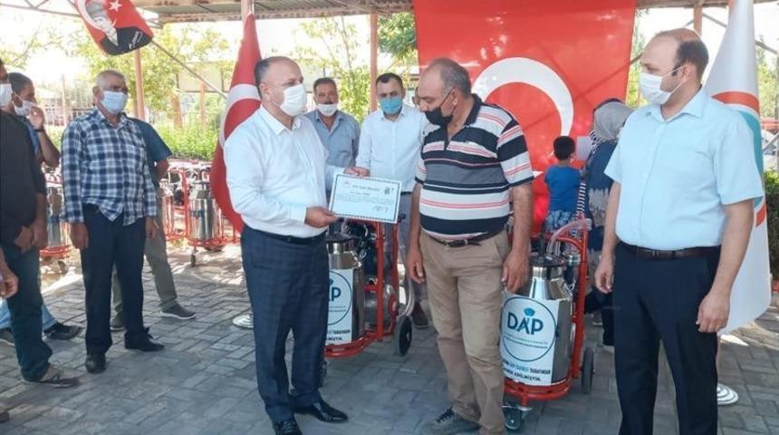 Iğdır Karakoyunlu il&ccedil;esinde &ccedil;ift&ccedil;ilere seyyar s&uuml;t sağım makinesi dağıtıldı