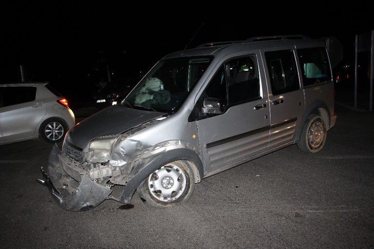 Elazığ’da otomobil ile hafif ticari araç çarpıştı G3