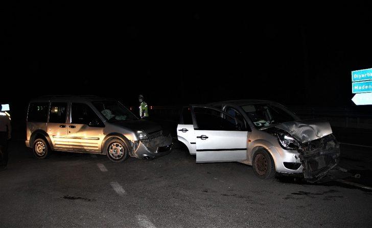 Elazığ’da otomobil ile hafif ticari araç çarpıştı G4