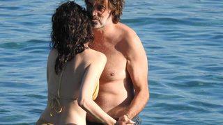 Burak Hakkı ayrılık acısını çabuk unuttu! Genç sevgilisiyle sarmaş dolaş