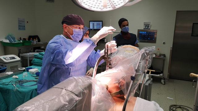 Beyin pili ameliyatında hem şarkı söyledi hem eşiyle görüntülü konuştu