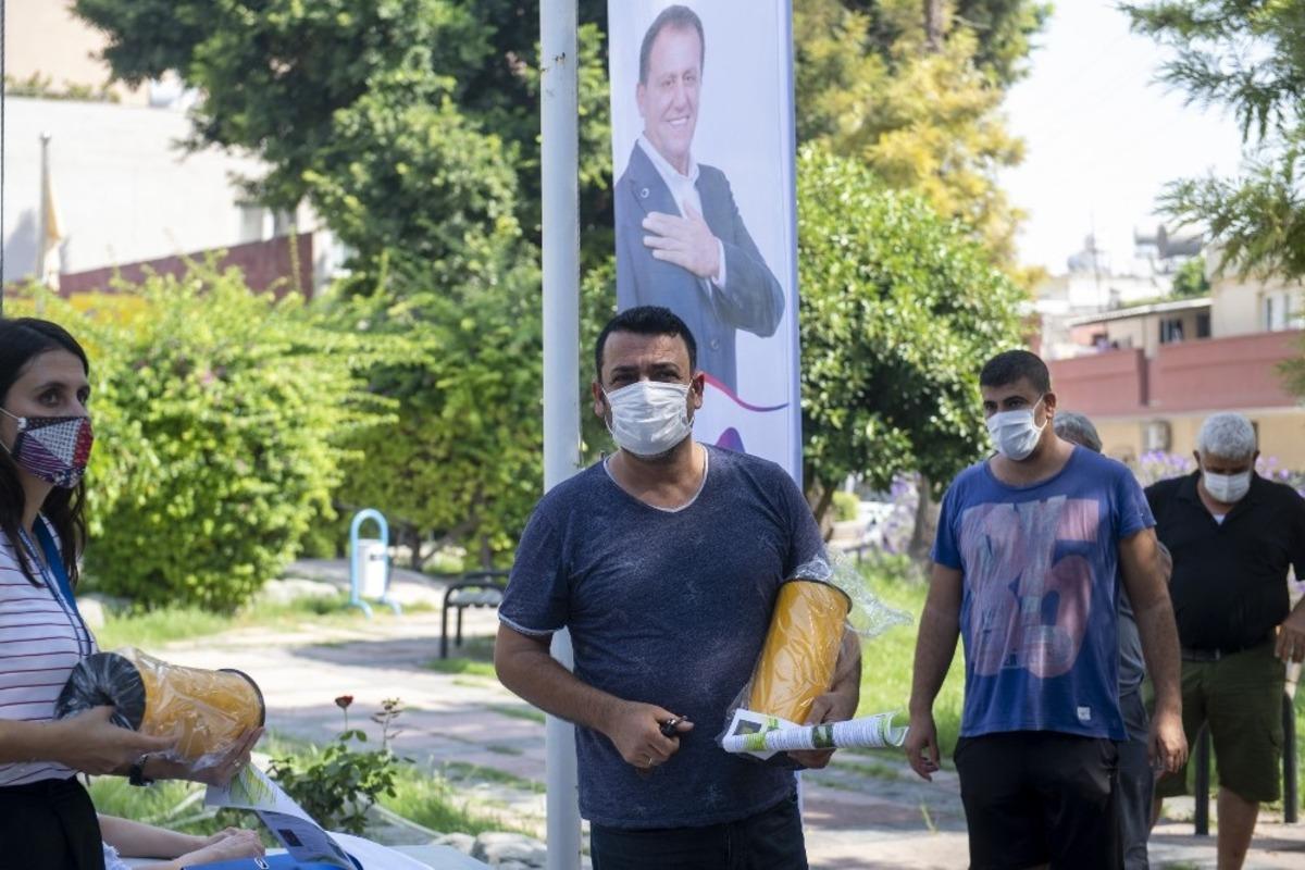 B&uuml;y&uuml;kşehir Belediyesi, bin 100 &ccedil;ift&ccedil;iye sarı yapışkan tuzak dağıtıyor