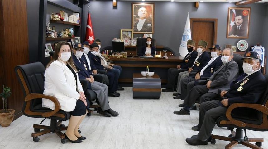 Şehit Aileleri ve Gaziler Derneği&rsquo;nden Başkan Tekin&rsquo;e teşekk&uuml;r ziyareti