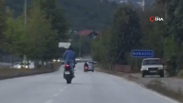 Düzce'de motosikleti ayakta kullanan sürücü yürekleri ağza getirdi