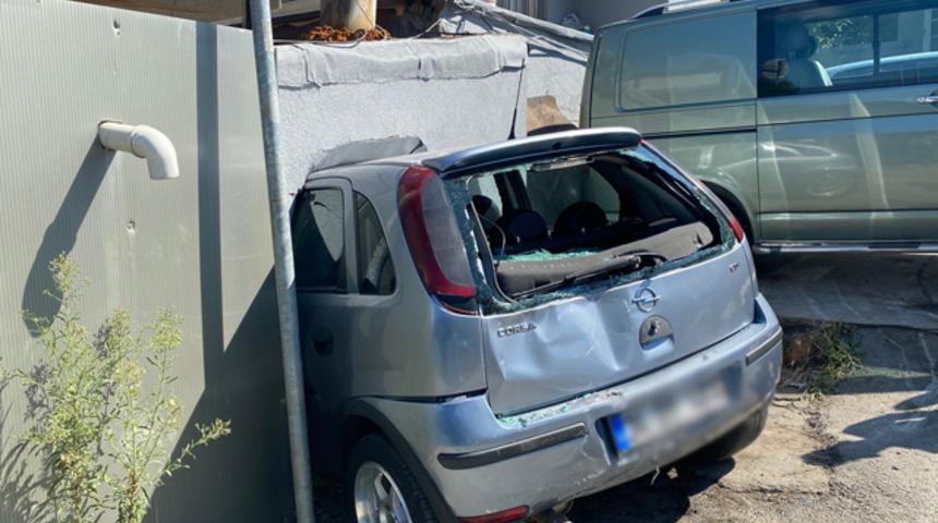 Üsküdar'da inanılmaz kaza! Kebapçı dükkânının içine girdi