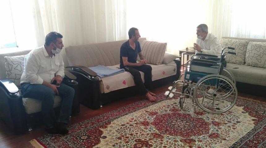 İYİ Partili Y&uuml;cel tekerlekli sandalye talebine duyarsız kalmadı