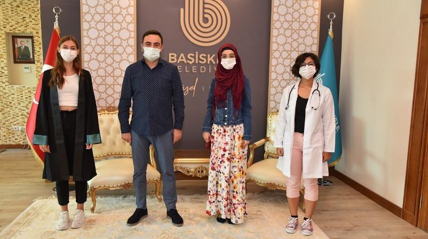 Başkan &Ouml;zl&uuml; Başiskele&rsquo;nin başarılı &ouml;ğrencilerini unutmadı