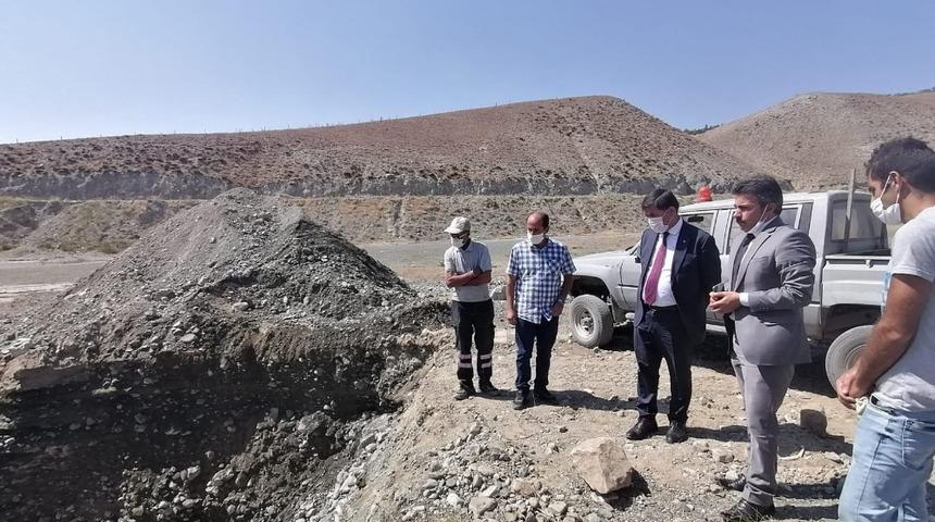 Ge&ccedil;it Mahallesindeki su ka&ccedil;ağının tespiti i&ccedil;in &ccedil;alışmalar devam ediyor