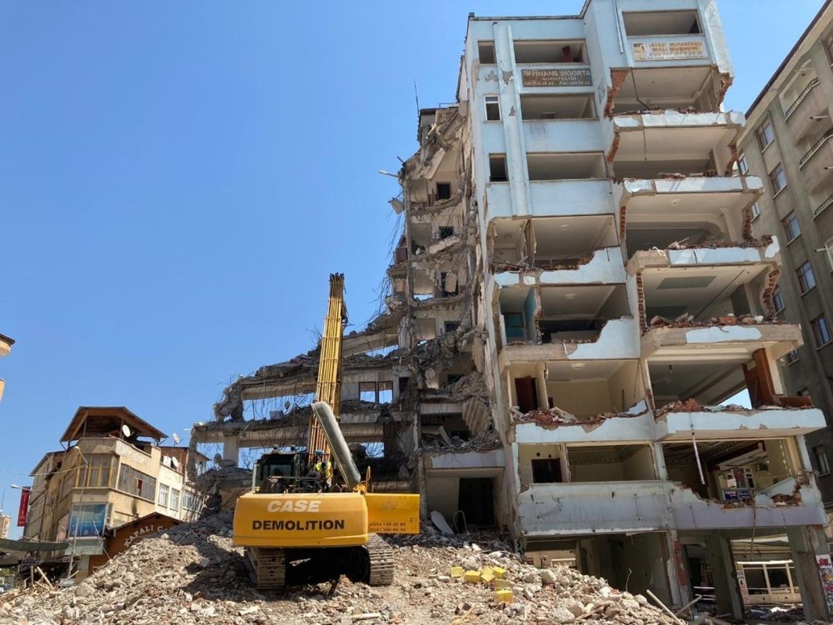 Elazığ&rsquo;da yıkım &ccedil;alışmaları s&uuml;r&uuml;yor
