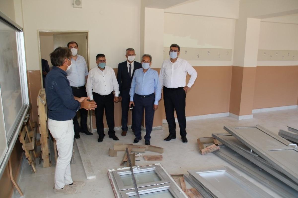 Akşehir&rsquo;de okullardaki bakım ve onarım &ccedil;alışmaları s&uuml;r&uuml;yor