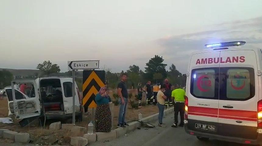 Otomobil ve hafif ticari ara&ccedil; &ccedil;arpıştı: 4 yaralı