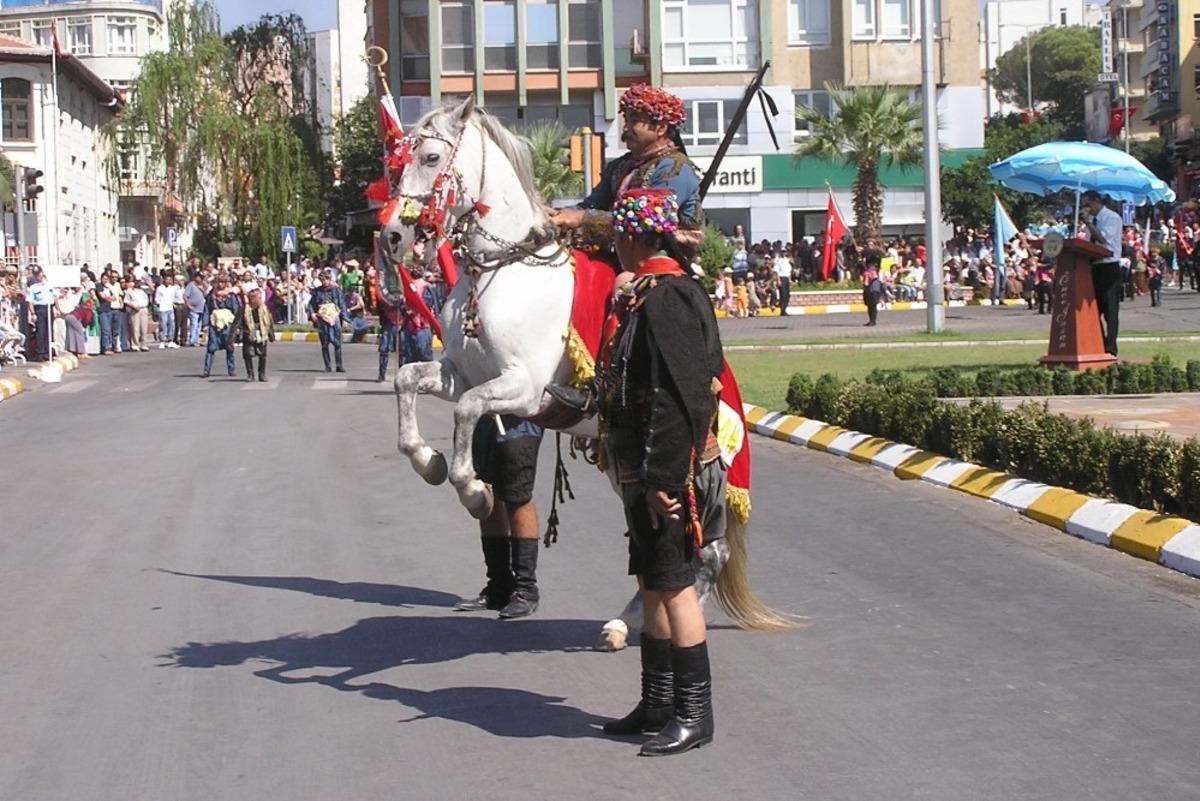 Renkli kutlamalar mazi oldu