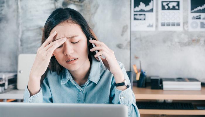 Beyin tümörü belirtilerinde baş ağrısı ve kusmaya dikkat! Cep telefonu ile ilişki var mı?