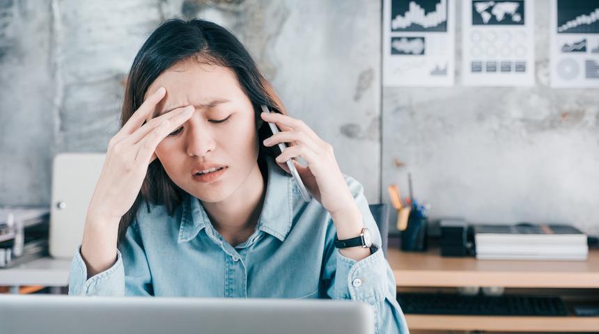 Beyin tümörü belirtilerinde baş ağrısı ve kusmaya dikkat! Cep telefonu ile ilişki var mı?