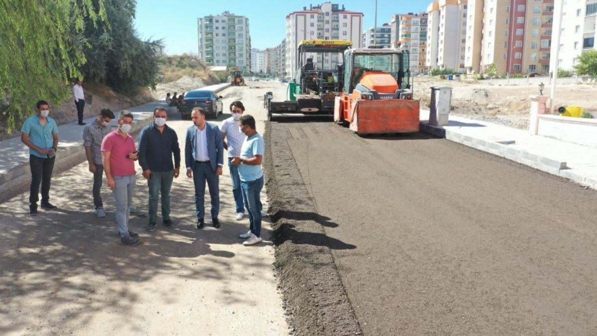 Vatan caddesinde sıcak asfalt &ouml;ncesi son hazırlıkları yapılıyor