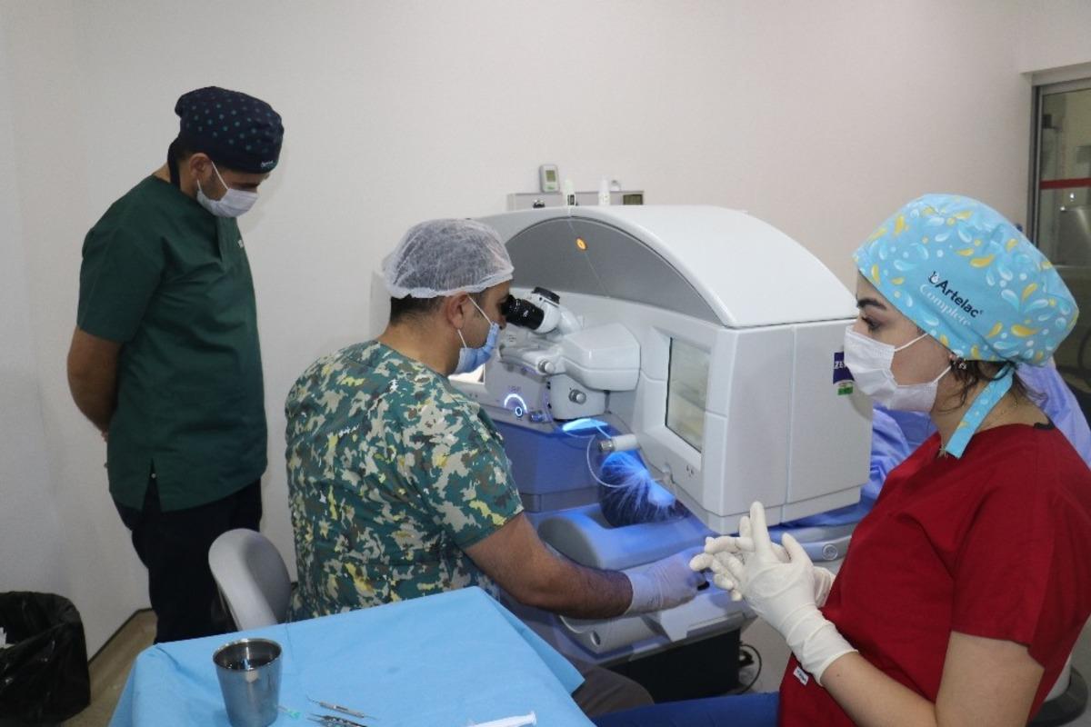 G&ouml;zl&uuml;kle girdiler g&ouml;zl&uuml;ks&uuml;z &ccedil;ıktılar