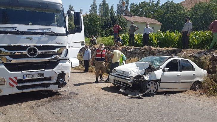 Tır ile otomobil çarpıştı: 3 Yaralı G3