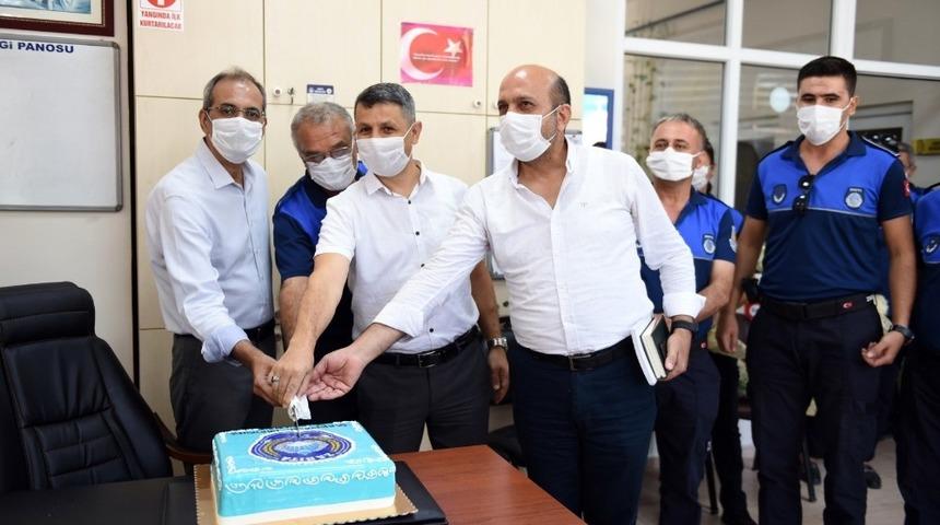 Başkan Bozdoğan zabıtayla pasta kesti