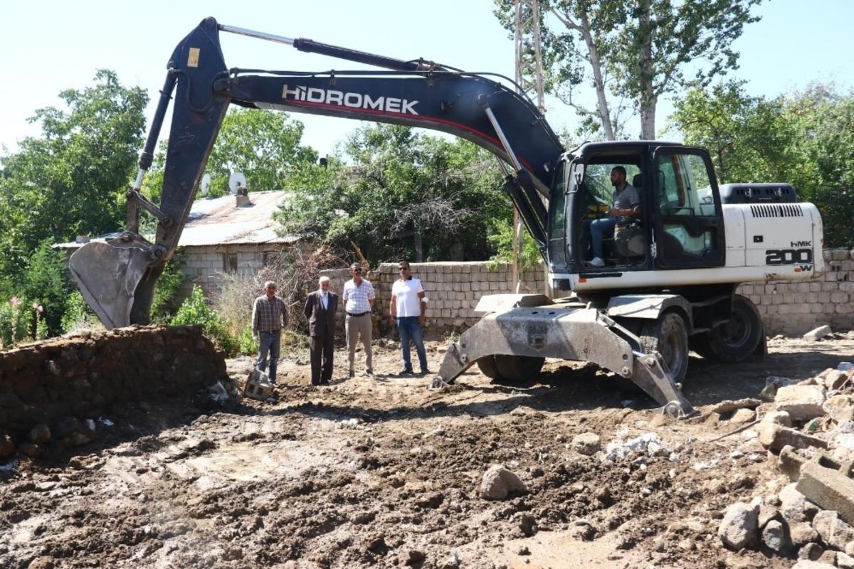 Duyarlı vatandaşlar, dar olan okulun yoluna 2 d&ouml;n&uuml;m arazi hibe ettiler