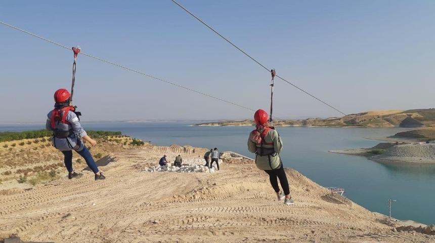 Koruma ve bakım altındaki &ccedil;ocukların zipline ve tekne turu heyecanı