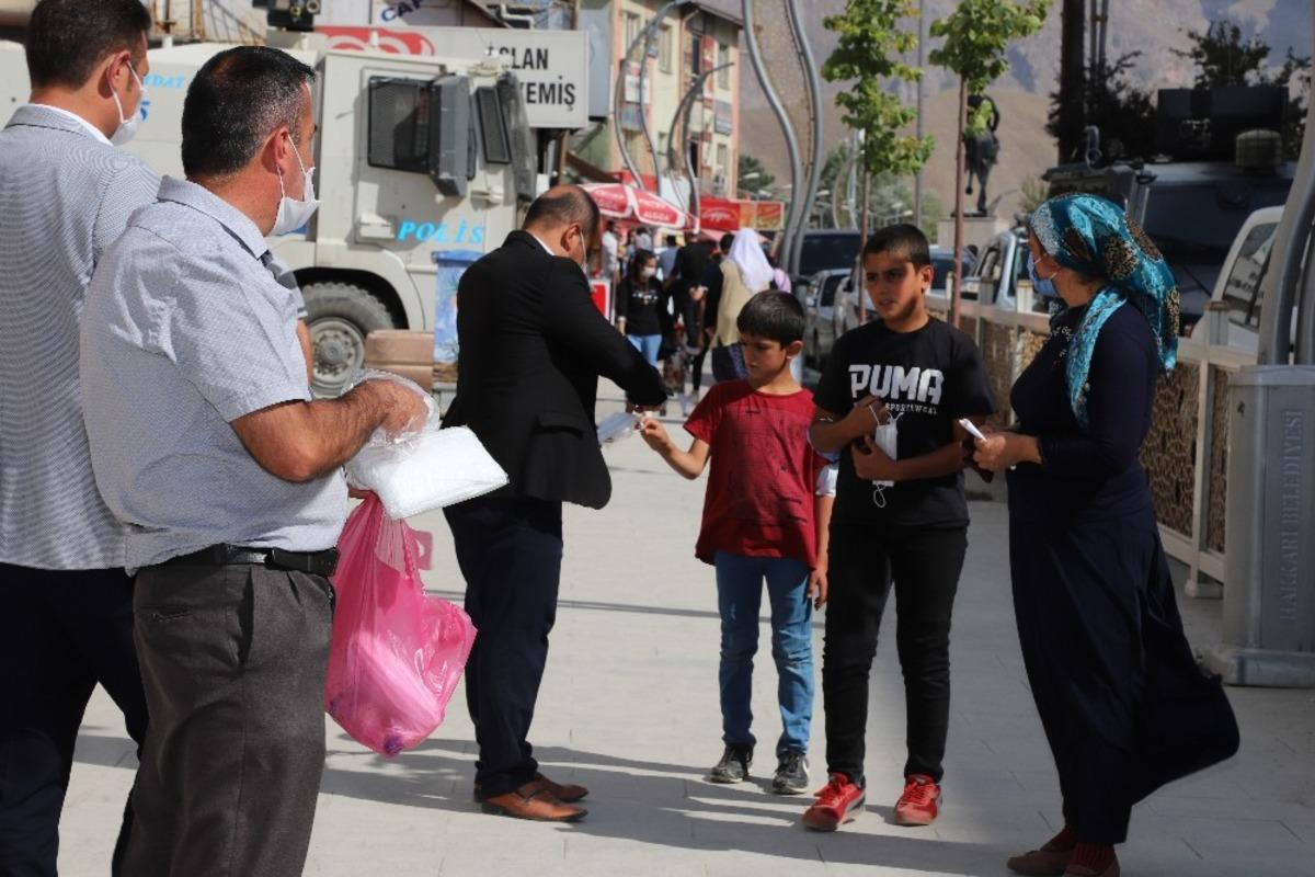 Hakkari Muhtarlar Derneğinden &uuml;cretsiz maske dağıtımı