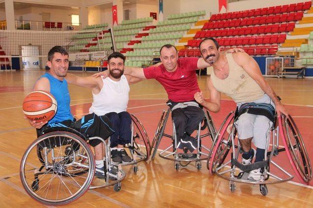 Engelli basketbolcular yöneticilerle buluştu