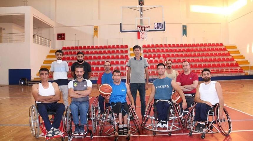 Engelli basketbolcular y&ouml;neticilerle buluştu